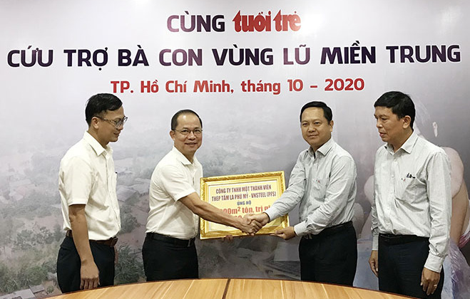Hỗ trợ 7.000 m2 tôn, Thép tấm lá Phú Mỹ cùng nhân dân vùng bão lũ dựng lại trường và nhà